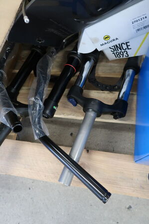 2 paller med cykeldele og udstyr til cykler