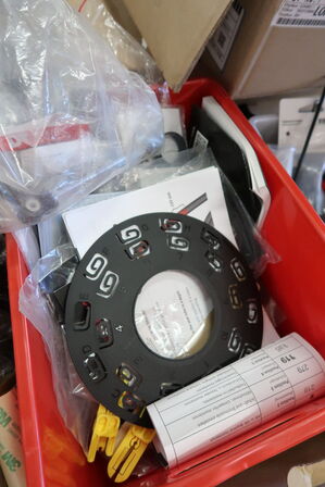 2 paller med cykeldele og udstyr til cykler