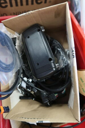 2 paller med cykeldele og udstyr til cykler