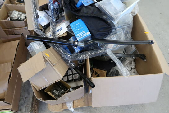 2 paller med cykeldele og udstyr til cykler