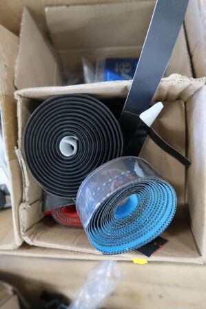 2 paller med cykeldele og udstyr til cykler