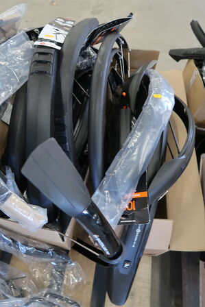 2 paller med hjulskærme, kædeskærme, cykelkurve m.m.