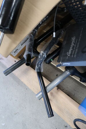 2 paller med cykeldele og udstyr til cykler