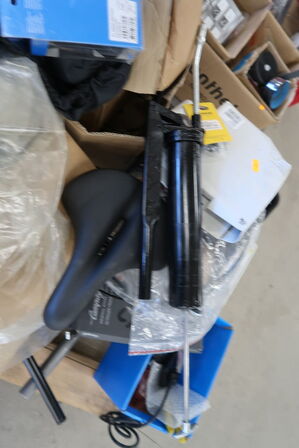 2 paller med cykeldele og udstyr til cykler