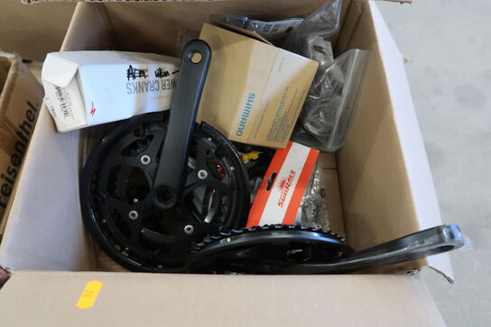 2 paller med cykeldele og udstyr til cykler