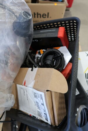 2 paller med cykeldele og udstyr til cykler