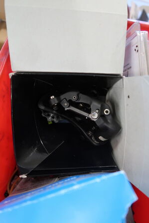 2 paller med cykeldele og udstyr til cykler