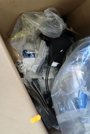 2 paller med cykeldele og udstyr til cykler