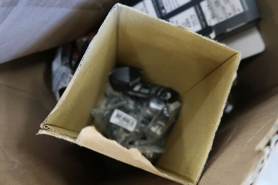 2 paller med cykeldele og udstyr til cykler