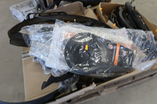 2 paller med hjulskærme, kædeskærme, cykelkurve m.m.