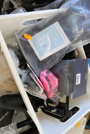 2 paller med cykeldele og udstyr til cykler