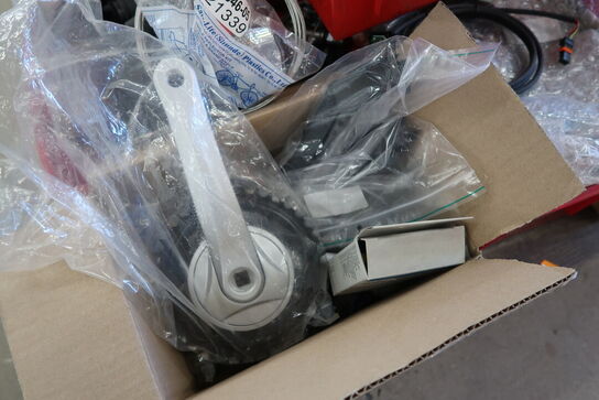 2 paller med cykeldele og udstyr til cykler