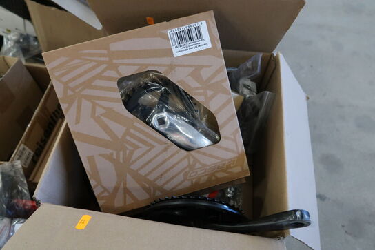 2 paller med cykeldele og udstyr til cykler