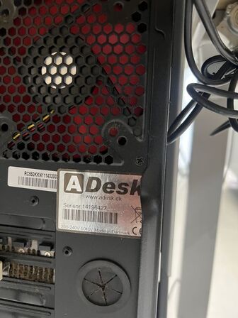 Elhævesænkebord inkl. indhold og IT udstyr