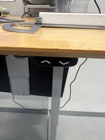 Elhævesænkebord inkl. indhold og IT udstyr