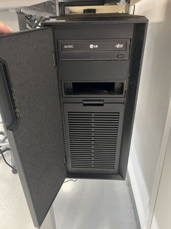 Elhævesænkebord inkl. indhold og IT udstyr