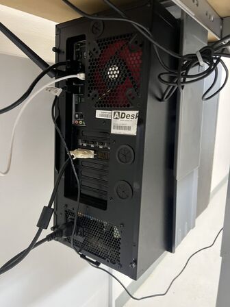 Elhævesænkebord inkl. indhold og IT udstyr