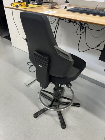 Elhævesænkebord inkl. indhold og IT udstyr