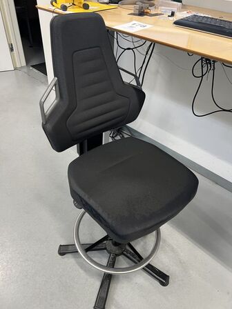 Elhævesænkebord inkl. indhold og IT udstyr