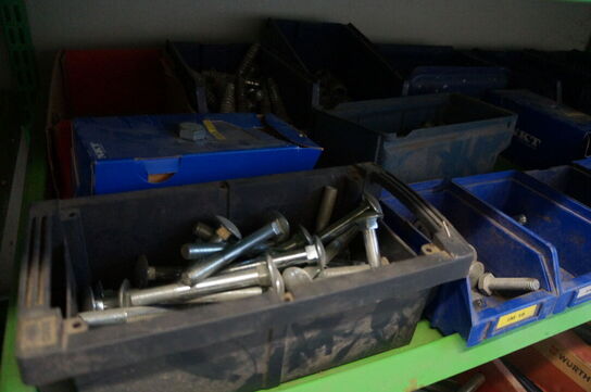 Lagerreol med indhold