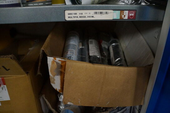 Indhold i skab af diverse fugematerialer, lim, m.v.