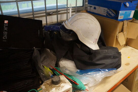 Indhold på reol af diverse knivblade, arbejdshandsker, m.v.