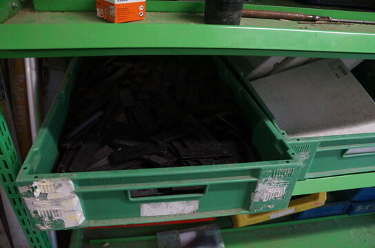 Lagerreol med indhold