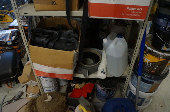 Lagerreol med indhold