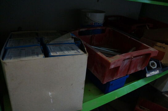 Lagerreol med indhold