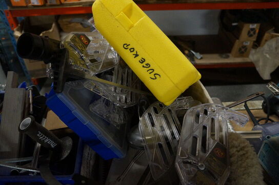 Indhold på reol af diverse ekstraudstyr, sømpistoler, m.v.