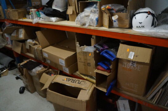 Indhold på reol af diverse save, arbejdshandsker, m.v.