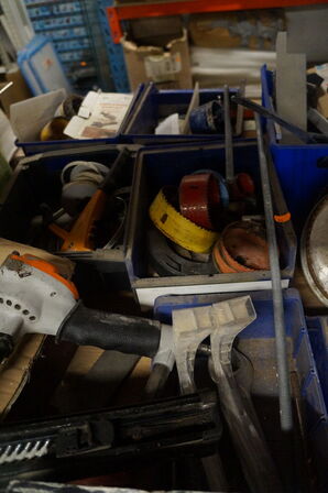 Indhold på reol af diverse ekstraudstyr, sømpistoler, m.v.