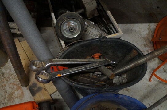 Diverse nøgler, møtrikker, m.v.