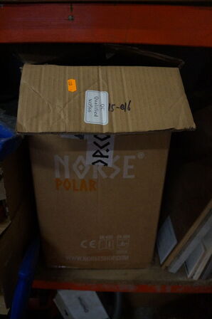 Indhold på reol af diverse save, arbejdshandsker, m.v.