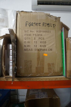 Indhold på reol af diverse papirruller, m.v.