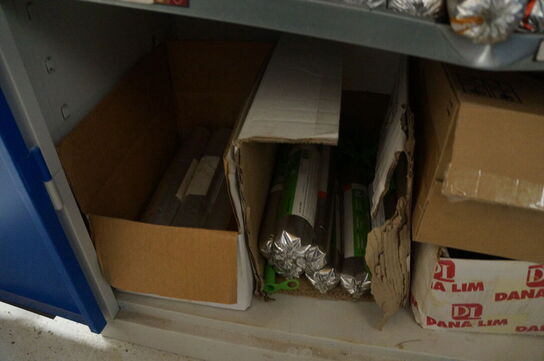 Indhold i skab af diverse fugematerialer, lim, m.v.