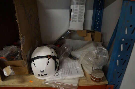 Indhold på reol af diverse knivblade, arbejdshandsker, m.v.