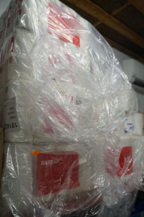 Indhold på reol af diverse papirruller, m.v.