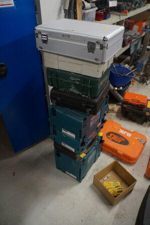 8 stk. tomme værktøjskasser