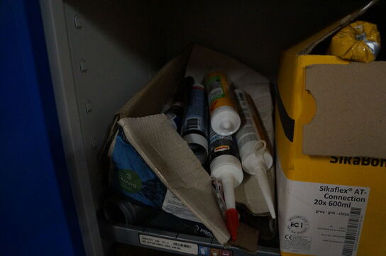 Indhold i skab af diverse fugematerialer, lim, m.v.