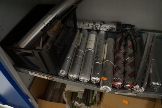 Indhold i skab af diverse fugematerialer, lim, m.v.