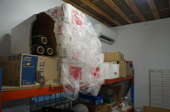 Indhold på reol af diverse papirruller, m.v.