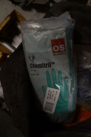 Taske med indhold af diverse beskyttelsesudstyr