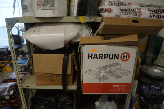 Lagerreol med indhold