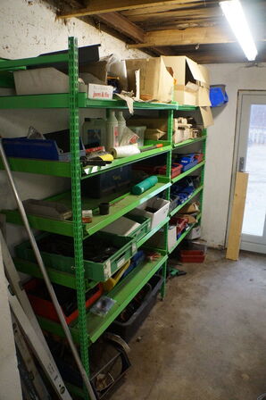 Lagerreol med indhold