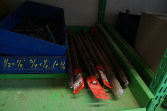 Lagerreol med indhold