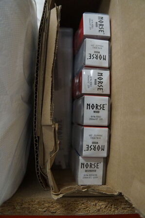 Indhold på reol af diverse papirruller, m.v.