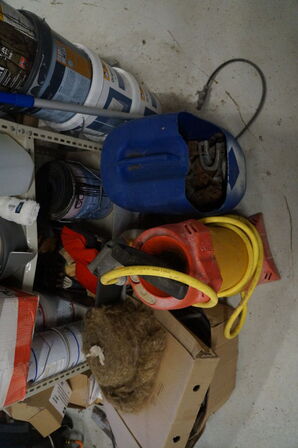 Lagerreol med indhold