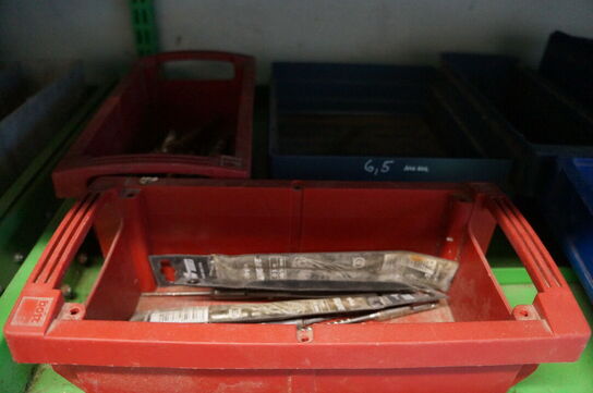 Lagerreol med indhold