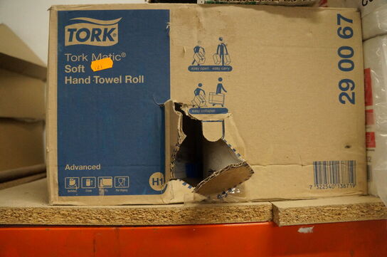 Indhold på reol af diverse papirruller, m.v.